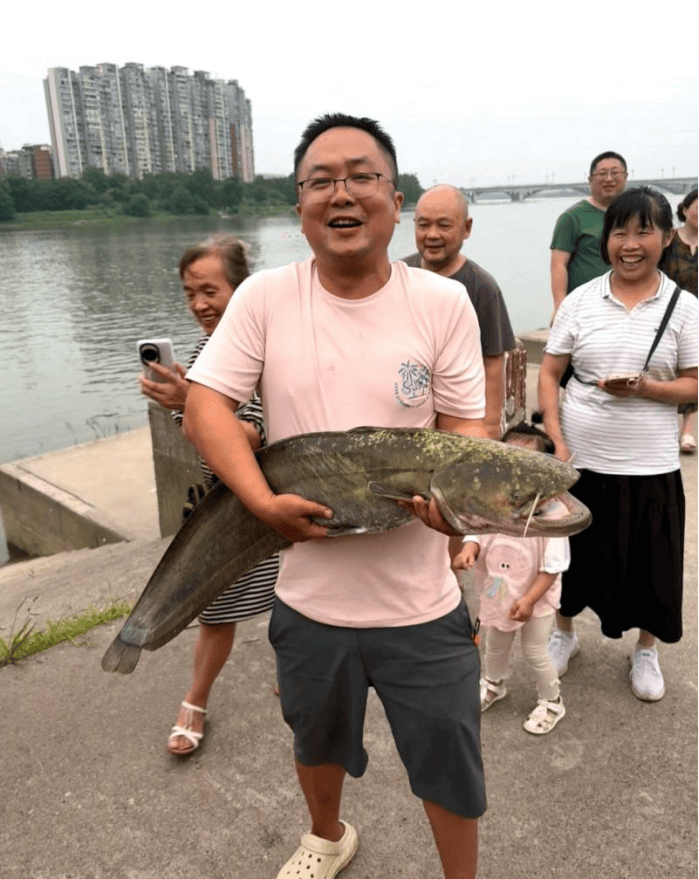 足球平台出租代理_四川一男子钓1米长大鱼后放生足球平台出租代理，围观者高呼“卖给我”，回应：钓鱼是为娱乐